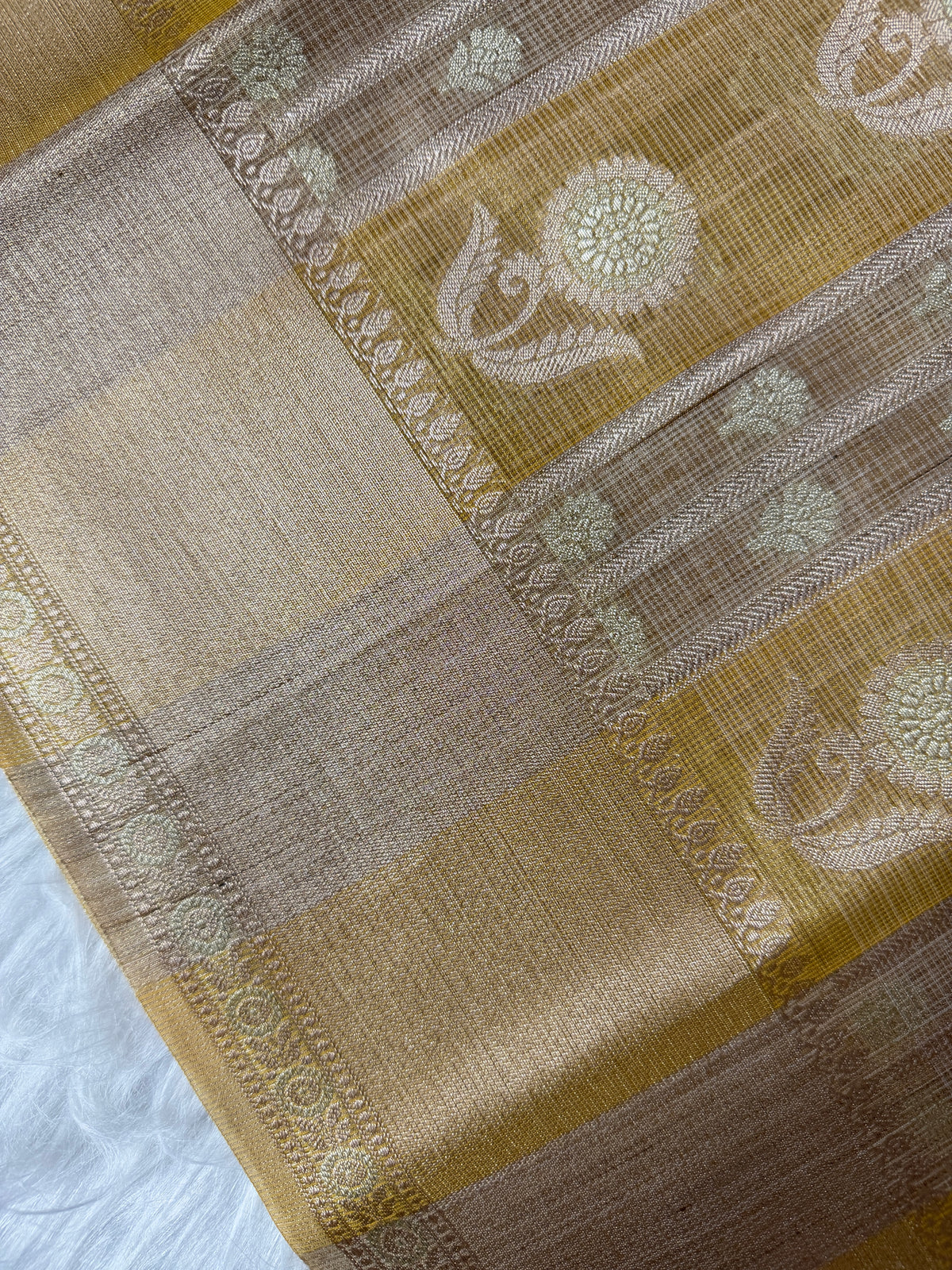 Banarasi Kora Elegant Patti (Stripe) Weaving