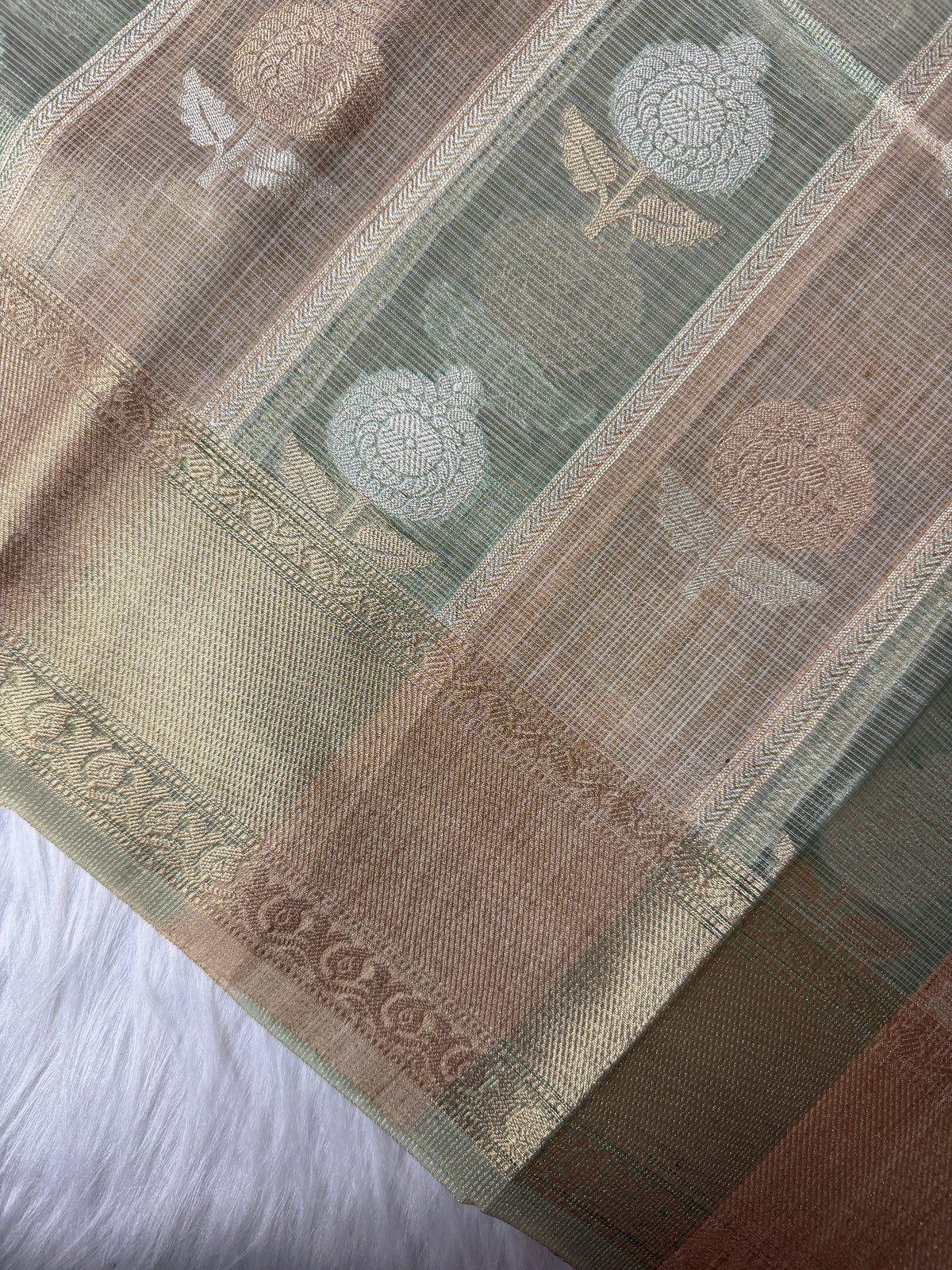 Banarasi Kora Elegant Patti (Stripe) Weaving