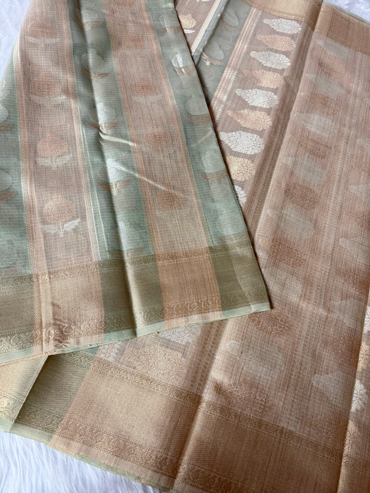 Banarasi Kora Elegant Patti (Stripe) Weaving